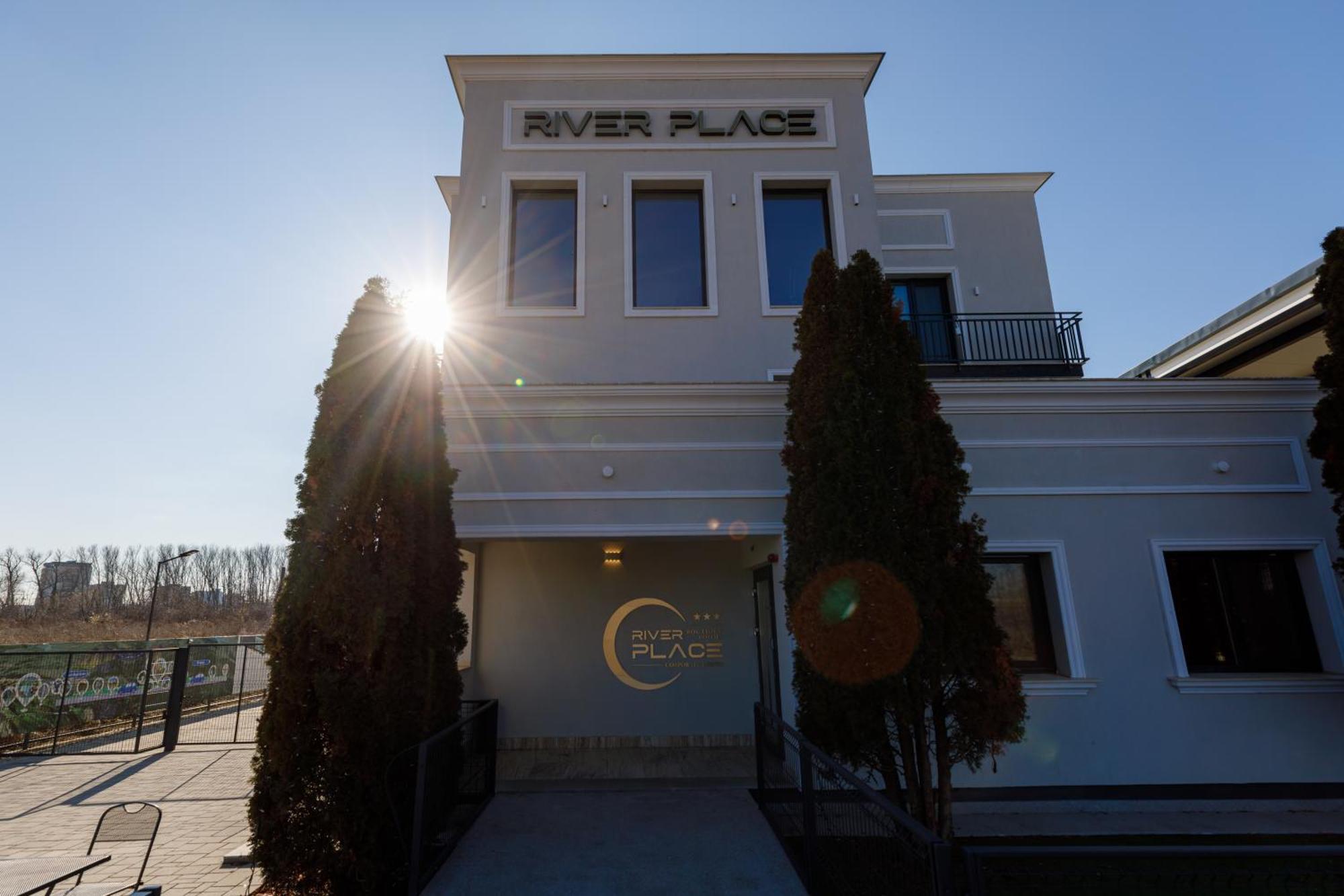 Hotel River Place 3*